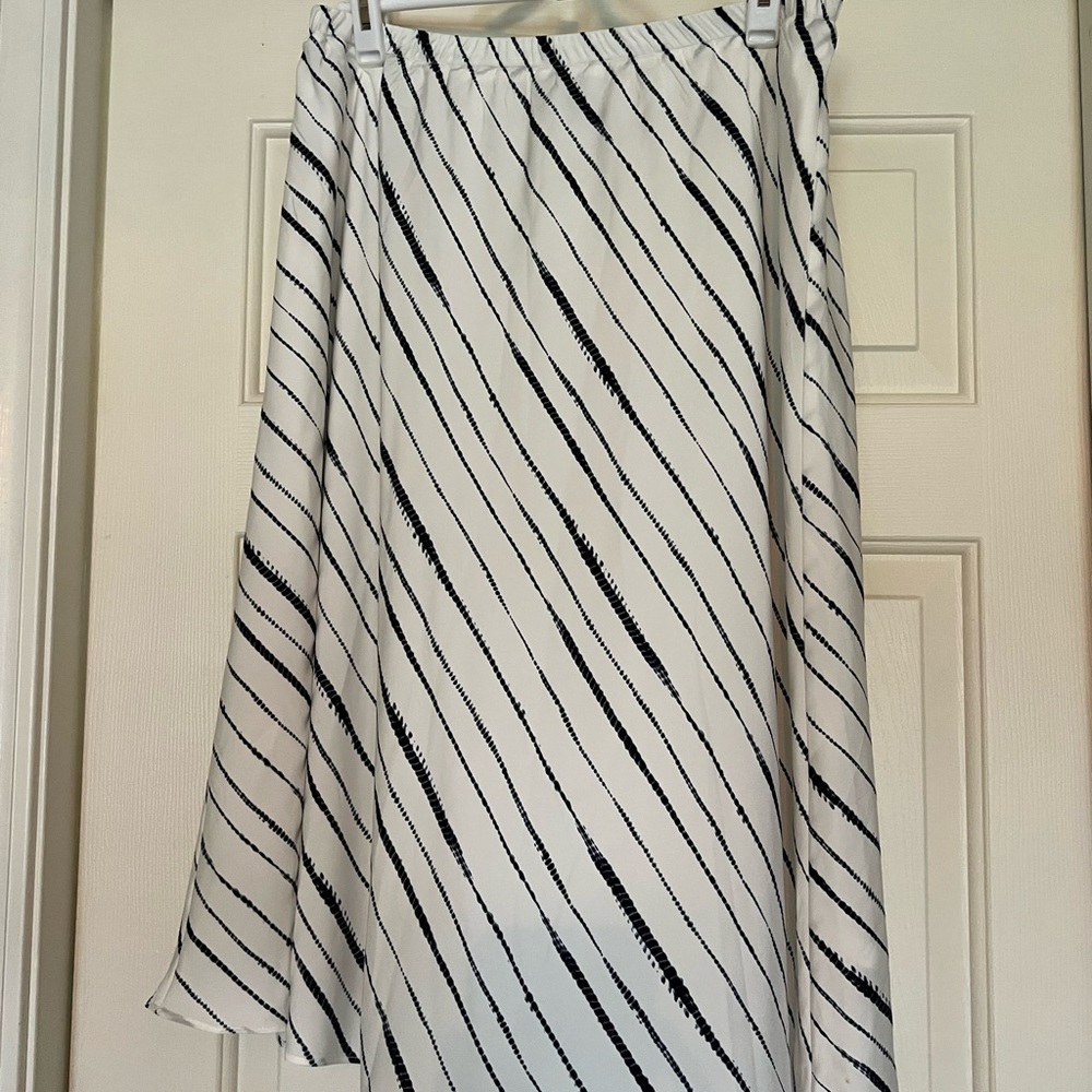 Navy and white Banana Republic Factory midi skirt, size large.